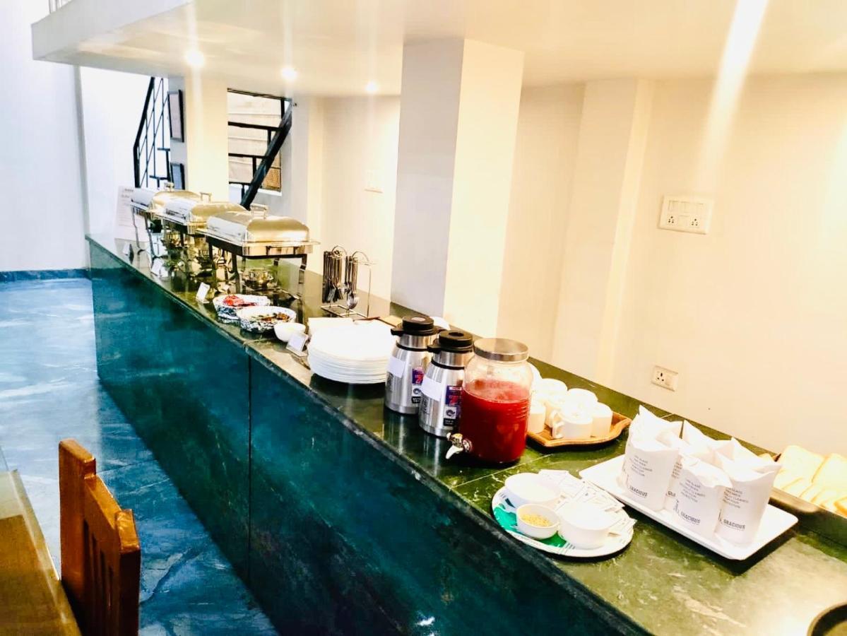 Gracious By Vishesh Hotels & Home Stay Нью-Дели Экстерьер фото