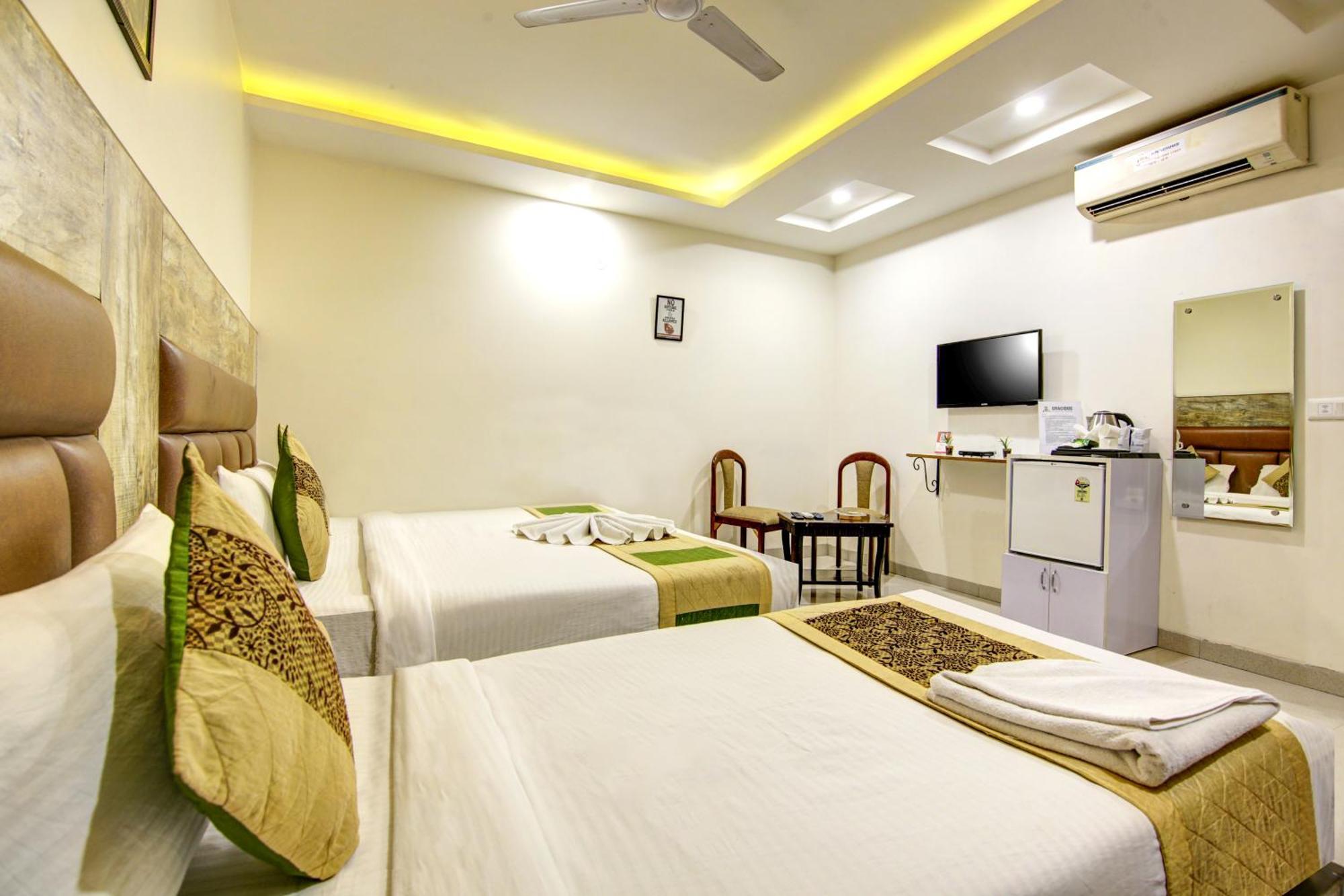 Gracious By Vishesh Hotels & Home Stay Нью-Дели Экстерьер фото